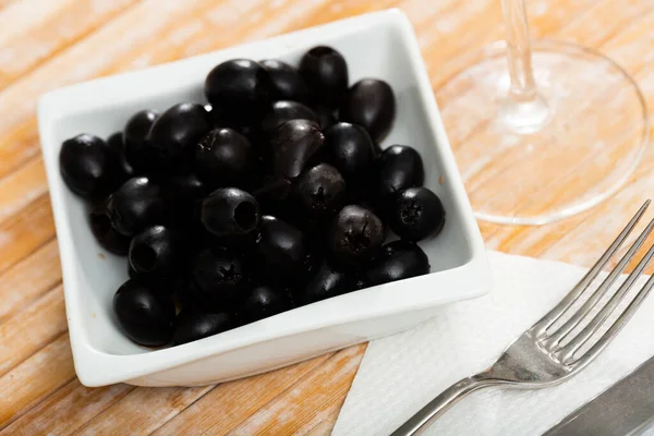 Schwarze Entkernte Oliven Weißer Schüssel Auf Dem Tisch — Stockfoto