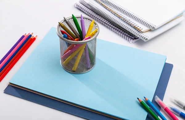 彩色铅笔放在笔筒里 高质量的照片 — 图库照片