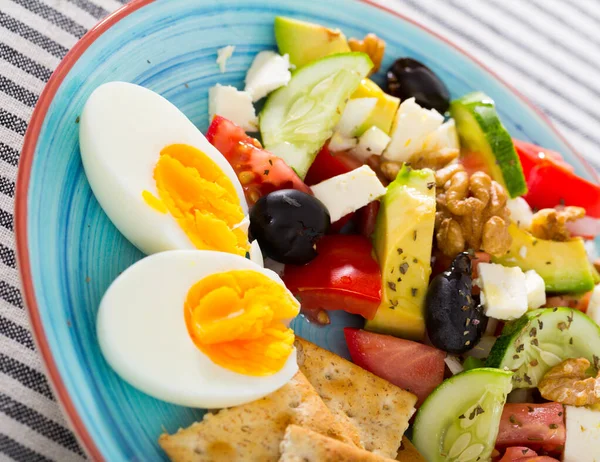Egészséges Saláta Friss Zöldségekkel Lágy Sajttal Dióval Színes Kerámia Tányéron — Stock Fotó