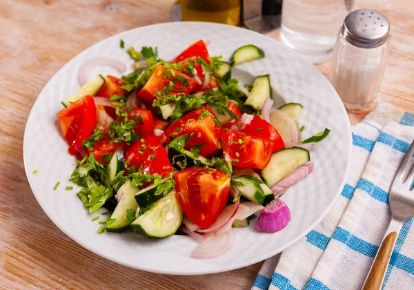 Appetizing Verão Pepino Tomate Salada Close — Fotografia de Stock