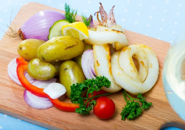 Gebackene Tintenfischringe Mit Kartoffeln Und Frischem Gemüse Und Gemüse Serviert — Stockfoto
