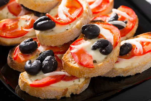 Heiße Sandwiches Mit Käse Tomaten Und Oliven Auf Schwarzem Teller — Stockfoto