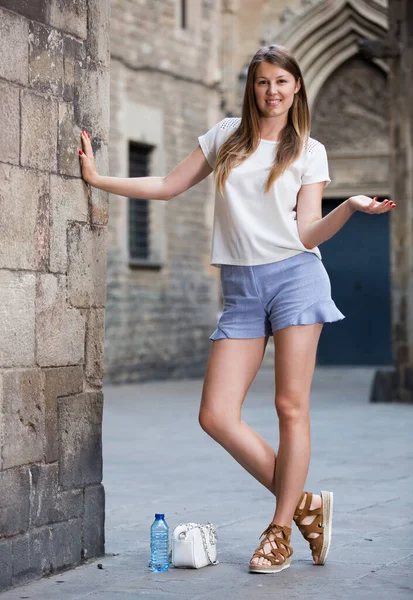 Счастливая Молодая Женщина Бродит Городу Стоя Возле Старой Каменной Стены — стоковое фото