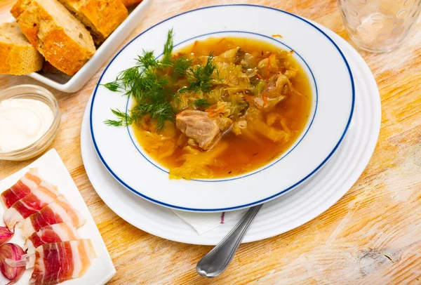 传统的俄罗斯菜是以泡菜肉汤烹调的卷心菜汤 — 图库照片