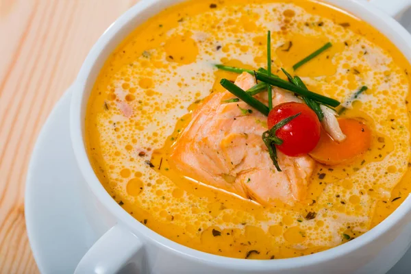 Tradycyjna Norweska Zupa Kremowa Łososiem Ozdobiona Zielenią Pomidorami Wiśniowymi Białej — Zdjęcie stockowe