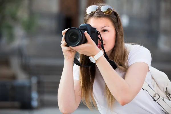 Веселая Девушка Фотографирует Камеру Время Путешествия Городу — стоковое фото