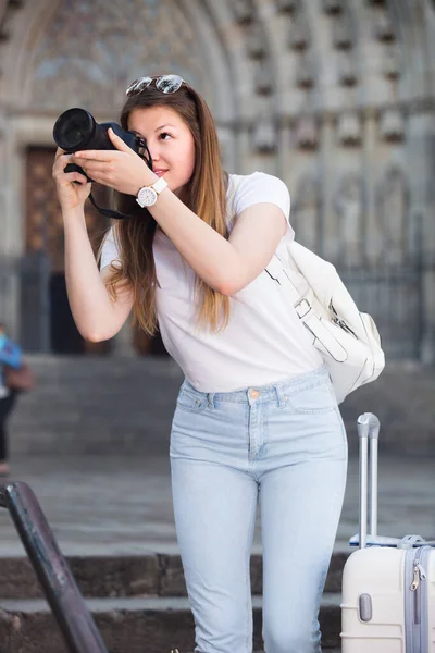 Menina Está Tirando Fotos Sua Câmera Enquanto Viagem Pela Cidade — Fotografia de Stock