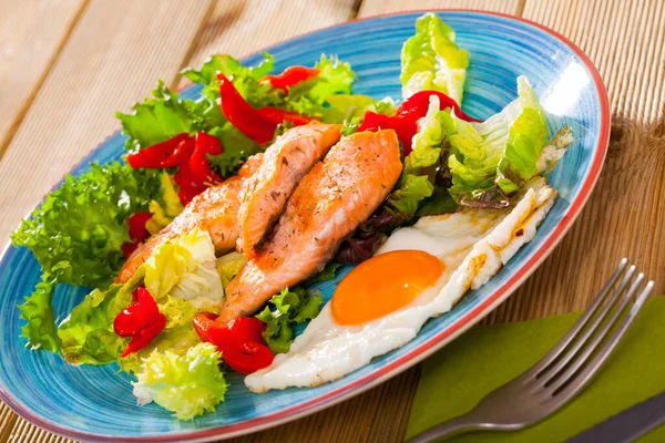 Niskokaloryczne Zdrowe Śniadanie Pieczonymi Pstrągami Jajecznicą Świeżymi Warzywami — Zdjęcie stockowe