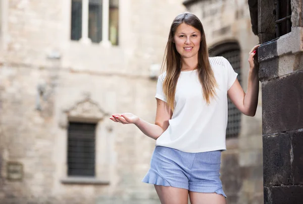 Glimlachende Jonge Vrouw Rustend Tegen Oude Stenen Kathedraal Muur — Stockfoto