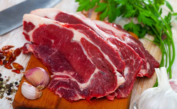 Preparación Filete Carne Cruda Con Perejil Ajo Sobre Tabla Cortar —  Fotos de Stock