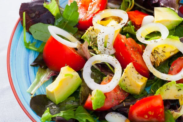 Verse Salade Met Groenten Avocado Tomaat Arugula — Stockfoto