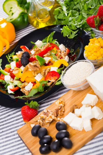 Conjunto Ingredientes Salada Pronta Com Foguete Legumes Queijo Feta Fundo — Fotografia de Stock