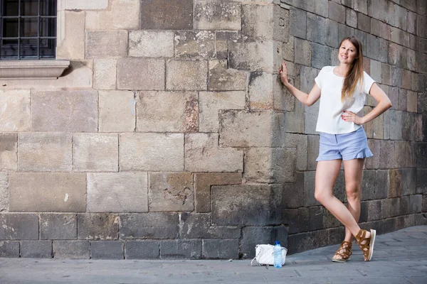 年迈的年轻女子在大教堂石墙背景上的画像 — 图库照片
