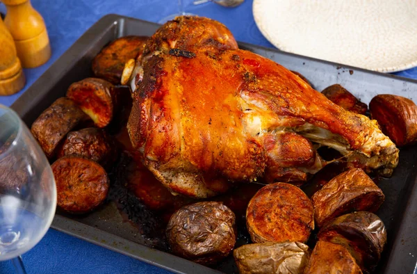 Appetizing Spicy Baked Pork Leg Served Vegetable Garnish Potatoes Skin — Stock Photo, Image