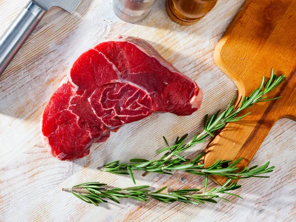 쇠고기 로즈메리를 곁들인 고품질 — 스톡 사진