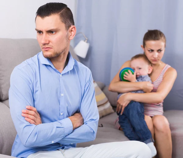 泣いている息子を持つ静かな悲観的な男と女は自宅で口論 — ストック写真