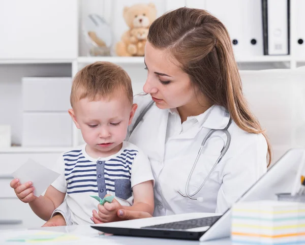 Γιατρός Γυναίκα Εξετάζει Παιδί Στην Κλινική — Φωτογραφία Αρχείου