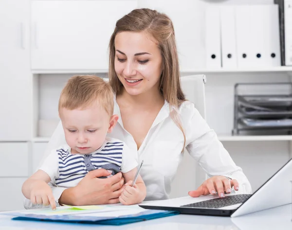 Zufriedene Frau Mit Kind Arbeitet Büro Produktiv Hinter Laptop — Stockfoto