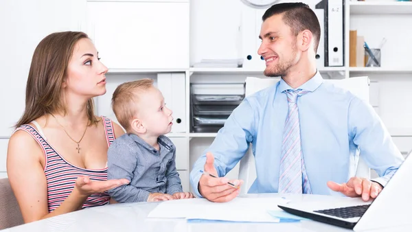 子持ちの女性と語る保険会社の経営者の肖像 — ストック写真