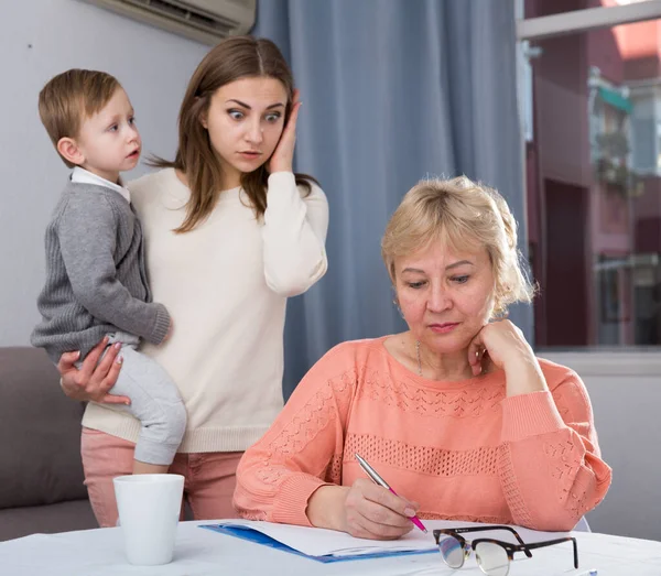 母親との大人の女性は 自宅で書類を記入する際の問題について意見の相違があります — ストック写真