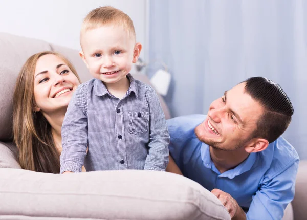 Frohe Frau Und Positiver Ehemann Mit Kleinem Jungen Glücklich Zimmer — Stockfoto