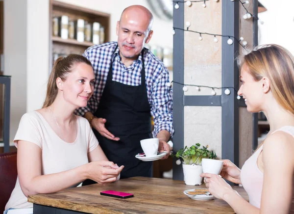 Fröhliche Menschen Verbringen Zeit Café Bei Einer Tasse Kaffee — Stockfoto