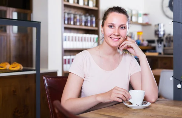Joven Feliz Mujer Descansando Solo Mesa Cafetería Beber Café —  Fotos de Stock