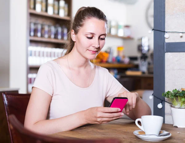 Jonge Vrolijke Italiaanse Vrouw Met Behulp Van Mobiele Telefoon Cafe — Stockfoto