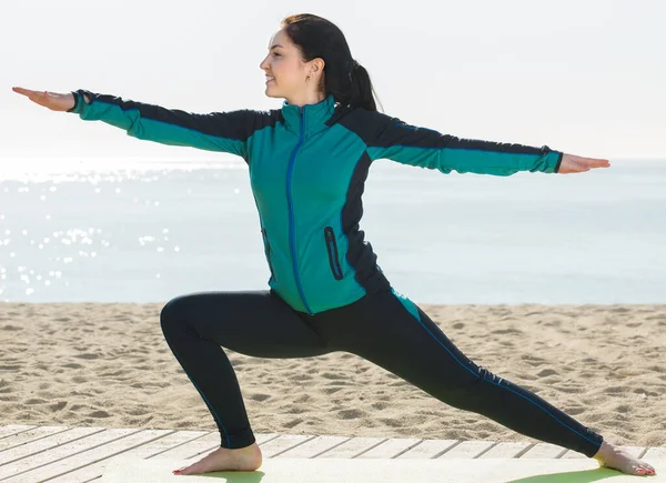 Affascinante Giovane Ragazza Formazione Yoga Posa Sulla Spiaggia Dall Oceano — Foto Stock