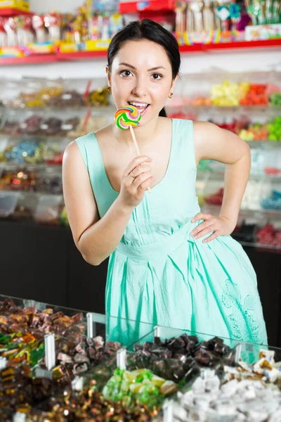 Portrait Young Woman Buying Candy Sweets Shop — Stock Photo, Image