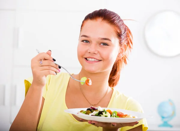 Πορτρέτο Του Χαμογελαστού Έφηβος Κορίτσι Τρώει Πράσινη Σαλάτα Στην Κουζίνα — Φωτογραφία Αρχείου