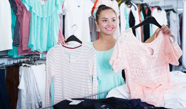 快乐的年轻女性顾客在时装店挑选新衣服 — 图库照片