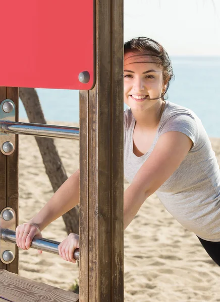 Usmívající Španělky Dívka Dělá Cvičení Pláži Slunečné Ráno — Stock fotografie