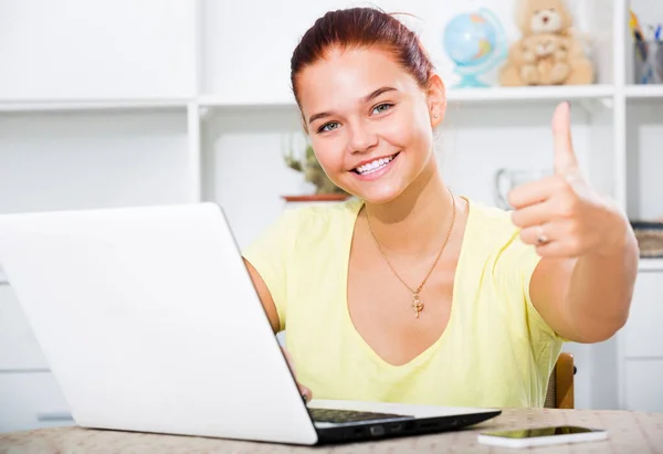 Podekscytowana Uśmiechnięta Nastolatka Uczy Się Komputerze Trzyma Kciuki Środku — Zdjęcie stockowe