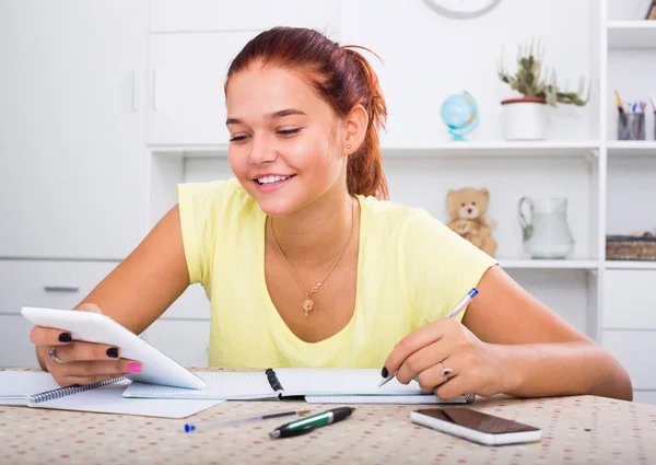 Usmívající Žena Teenager Dělá Školní Domácí Úkol Svým Smartphonem Ruce — Stock fotografie