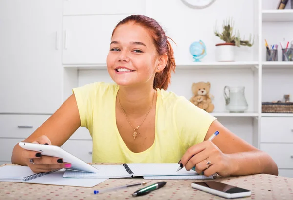 Vrolijk Jong Vrouw Tiener Studeren Met Notities Binnen — Stockfoto