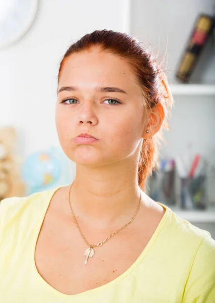 Retrato Aborrecido Adolescente Estar Sozinho Preocupado Dentro Casa — Fotografia de Stock