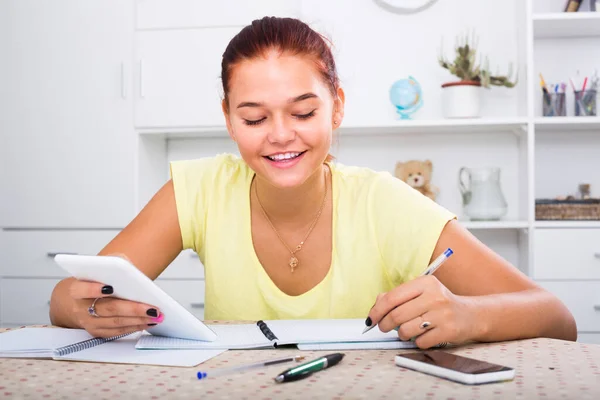 Lächelnde Teenagerin Macht Schulaufgaben Mit Ihrem Smartphone — Stockfoto
