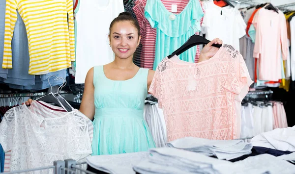 Веселая Девушка Выбирает Новую Одежду Вешалках Магазине — стоковое фото
