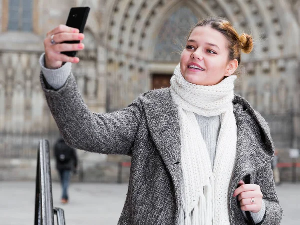 Jeune Femme Faisant Selfie Dans Centre Historique Ville Écharpe — Photo