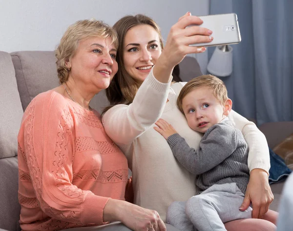 Kadın Bebek Birlikte Dinleniyorlar Evde Selfie Çekiyorlar — Stok fotoğraf