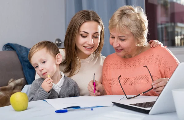 Frau Erzählt Ihrer Mutter Wie Sie Hause Stromrechnungen Mit Laptop — Stockfoto