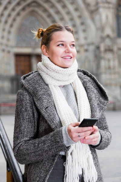 Young Female Historical City Center Mobile Scarf — Stock Photo, Image