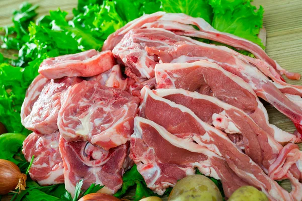 Stücke Von Frischem Lammfleisch Auf Einem Holztisch Mit Gemüse Kochkonzept — Stockfoto
