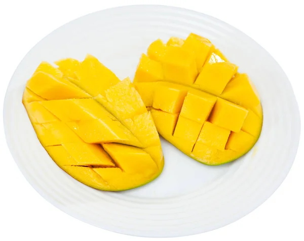 Pezzi Succosi Mango Fresco Tagliato Dadini Serviti Sul Piatto Isolato — Foto Stock