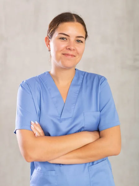 Amigável Jovem Enfermeira Casaco Azul Posando Contra Fundo Estúdio Cinza — Fotografia de Stock