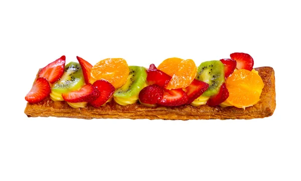 以成熟的甜草莓 橘子和猕猴桃为配料 配以嫩奶油的西班牙松饼 在白色背景下被隔离 — 图库照片