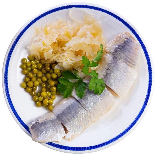 Kavrulmuş Yeşil Bezelyeli Balık Dilimleri Tabakta Servis Edilen Soğan Halkalarıyla — Stok fotoğraf