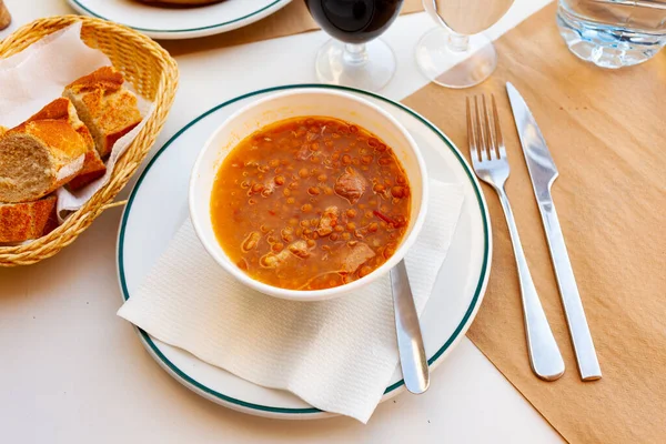 美味的小扁豆炖菜 什锦香肠和蔬菜 放在白碗里食用 正宗的西班牙菜 — 图库照片