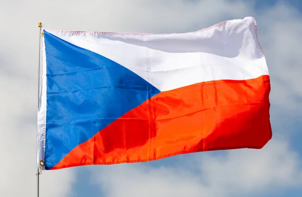 青い三角形と2つの白と赤の等しいバンドでチェコ共和国の旗 晴れた日に曇った空に対して旗竿に手を振って 国の歴史を表す 国家のアイデンティティ — ストック写真
